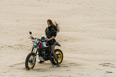 Shooting moto Damien sur moto couleur de loin